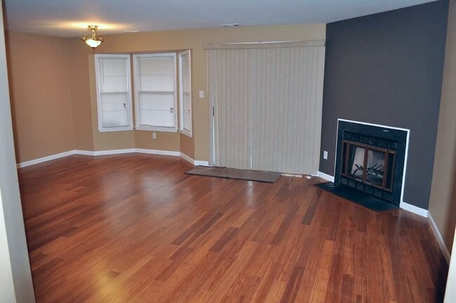 Building Photo - 302 Trinity Ct Unit 302 Trinity Ct #4