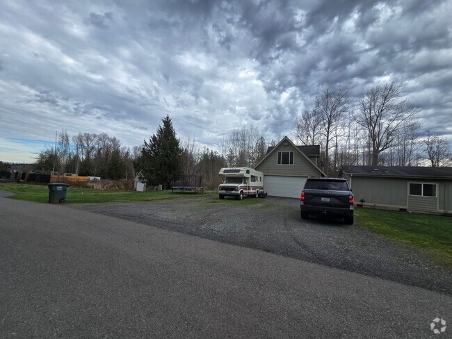 Building Photo - 4 Bedroom 2 bathroom House on 5 acres