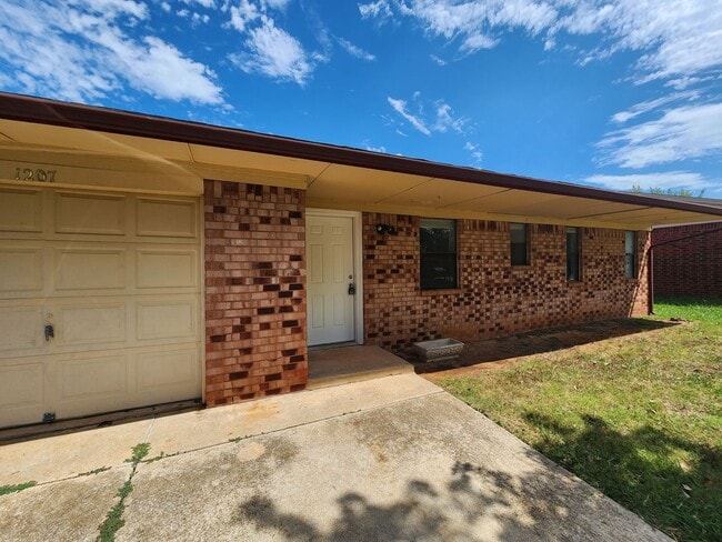 Photo - 3 Bedroom 1.5 Bath home in Shawnee!
