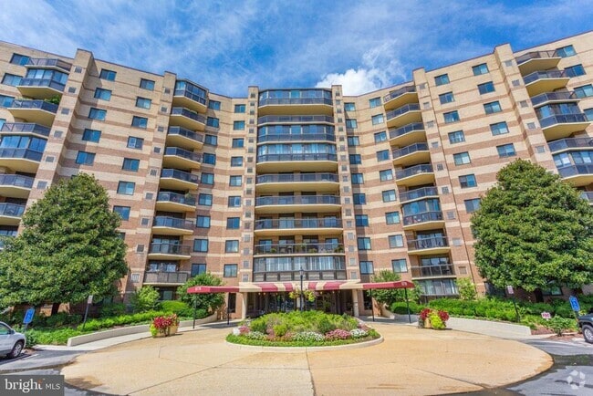 Building Photo - 8340 Greensboro Dr Unit 812 Rental