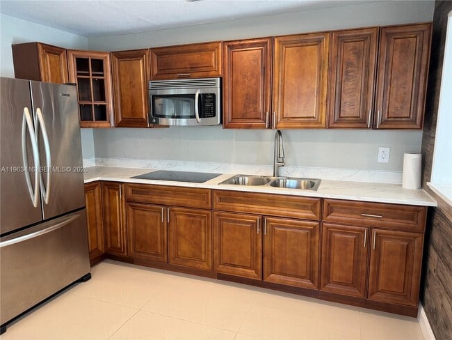 Photo - 211 W 33rd St