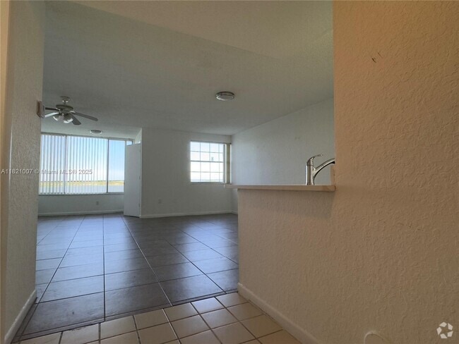 Building Photo - 2831 N Oakland Forest Dr Unit 104 Rental