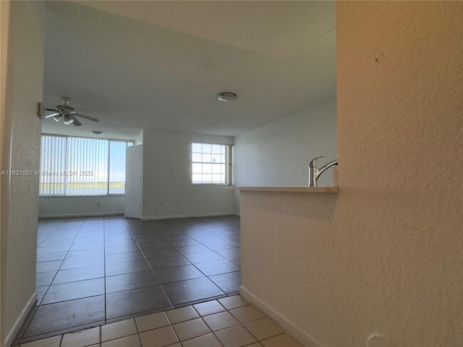 Building Photo - 2831 N Oakland Forest Dr Unit 104 Rental