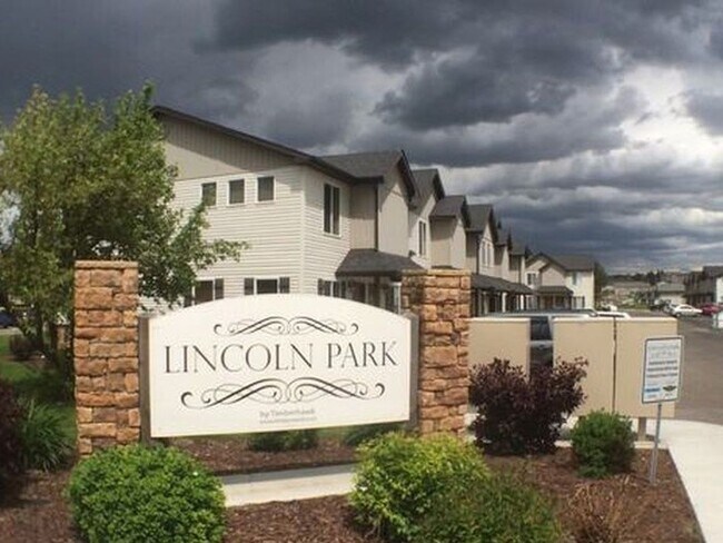 Building Photo - 2 bed 1.5 bath Lincoln Park Townhome!