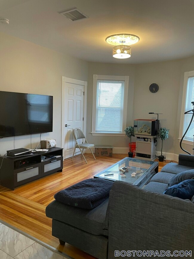 Building Photo - 267 E Cottage St