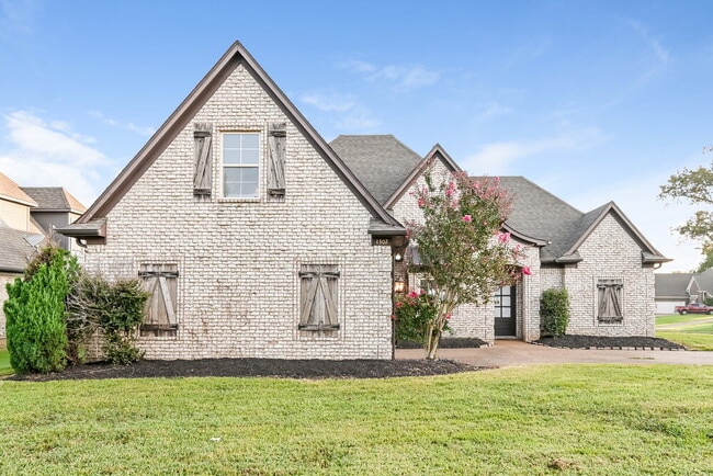 Photo - 1302 Heritage Dr S House