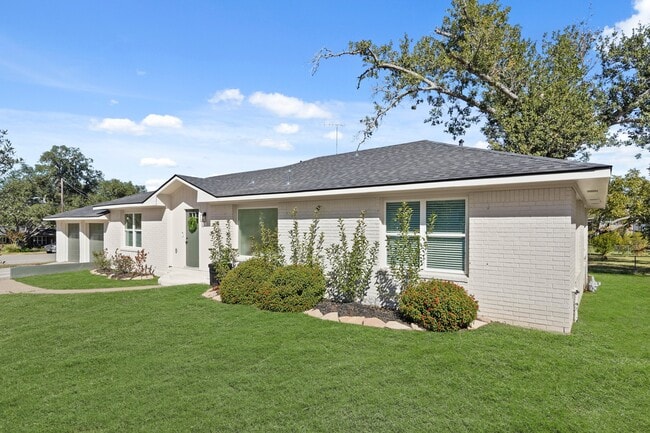 Photo - 712 E Kuehn St