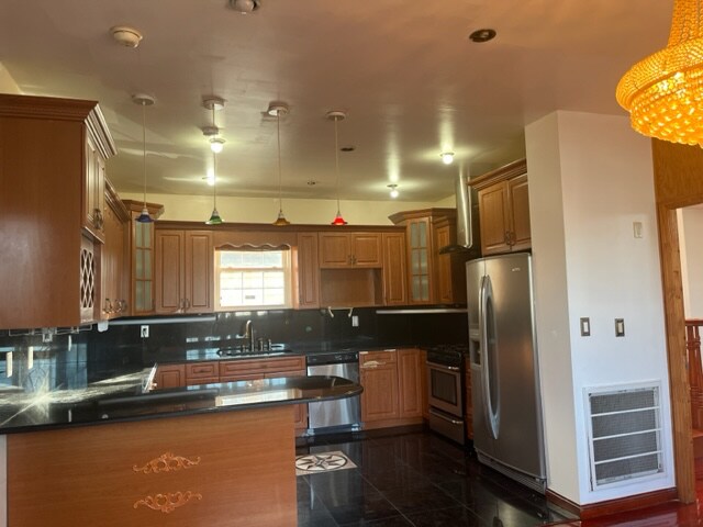 Photo - 88-10 St James Ave