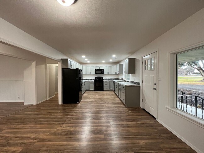 Photo - Newly Remodeled Home With River View!