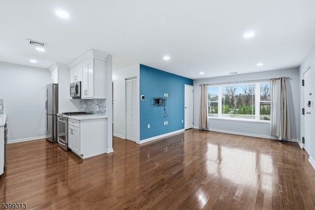 Building Photo - 253 Park Ave Unit 305