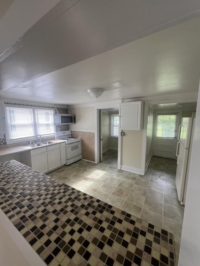 Building Photo - 121 W Forrest Ave Rental