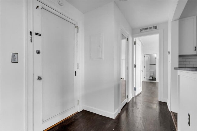 Building Photo - 2900 E Jefferson Ave