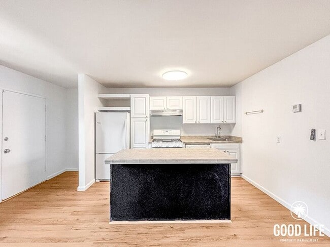 Photo - 720 W Lewis St Unit 14
