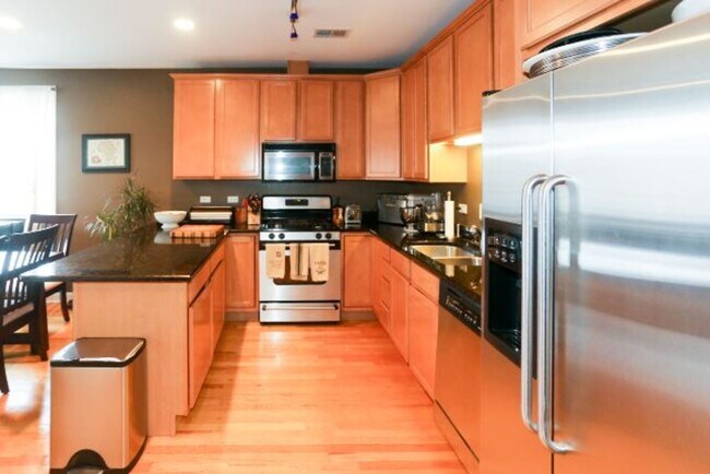 Photo - 3655 N Southport Ave Unit J04P