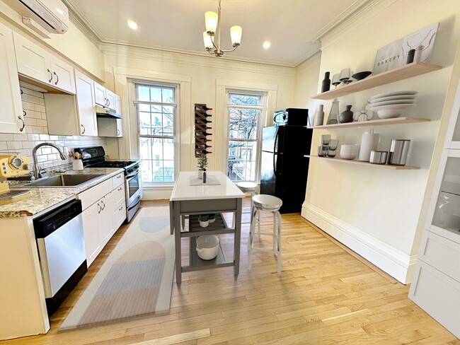 Building Photo - 420 Sumner St Unit 2 Rental