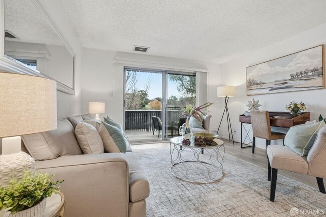 Photo - 101 Piccadilly Pl