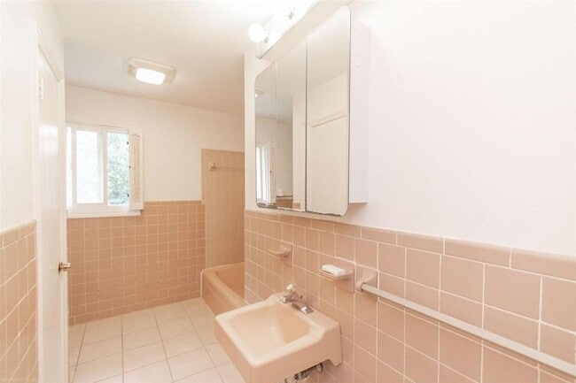Photo - 601 Broce Dr