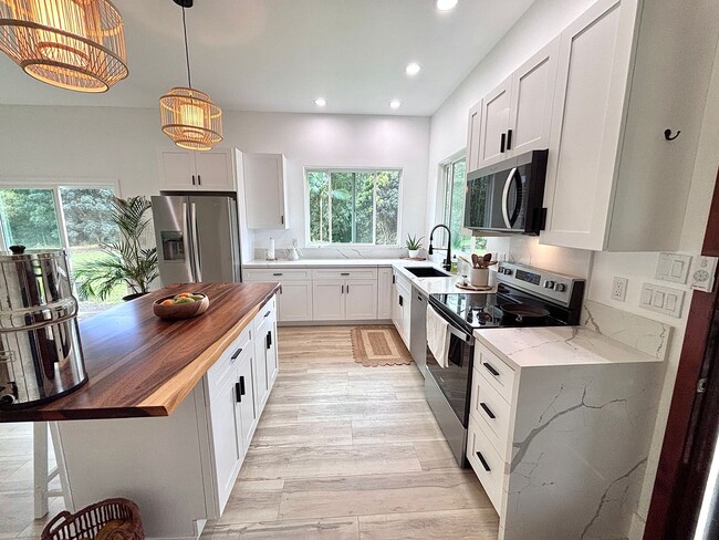 Building Photo - Peaceful 2.5-Acre Retreat | Furnished Mid-Term Rental