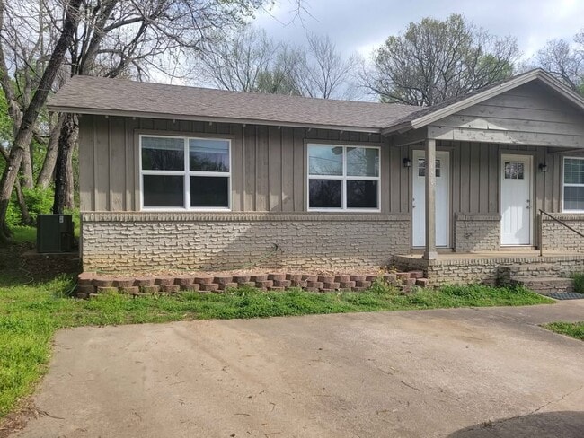 Photo - 136 E Cleburn St