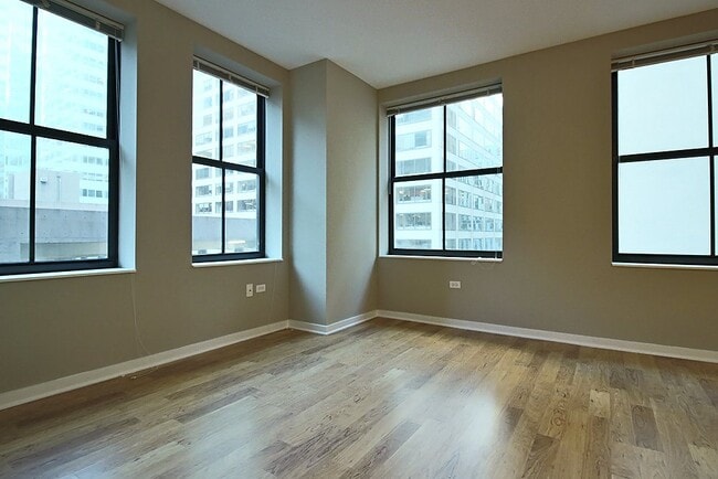 Photo - 141 W Randolph St