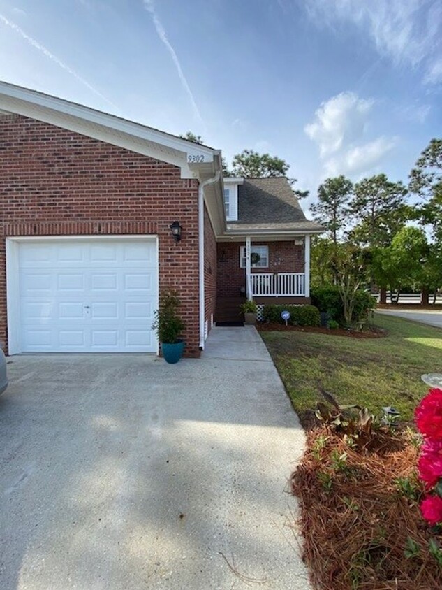 Introducing a stunning townhouse in the de... - Introducing a stunning townhouse in the de...