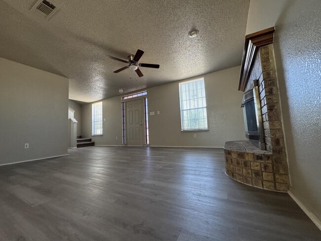 2902 Bluejay Dr