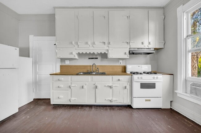 Building Photo - 622 4th St S Unit A