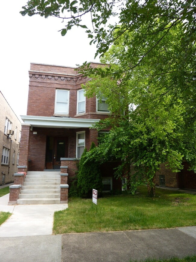 Building Photo - 5226 W Hutchinson St Unit 1