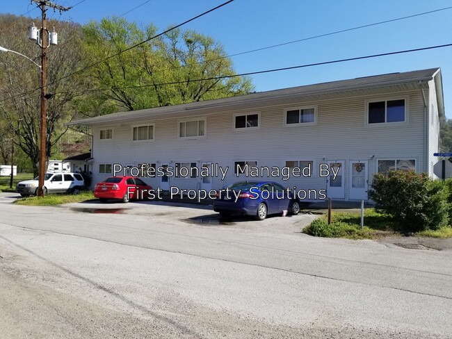 Building Photo - 130 Elm St Unit Apt 5