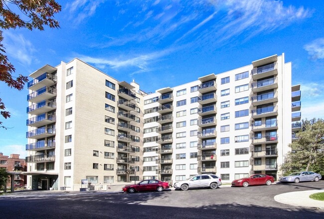 Building Photo - 4555 Av. Bonavista Unit 804