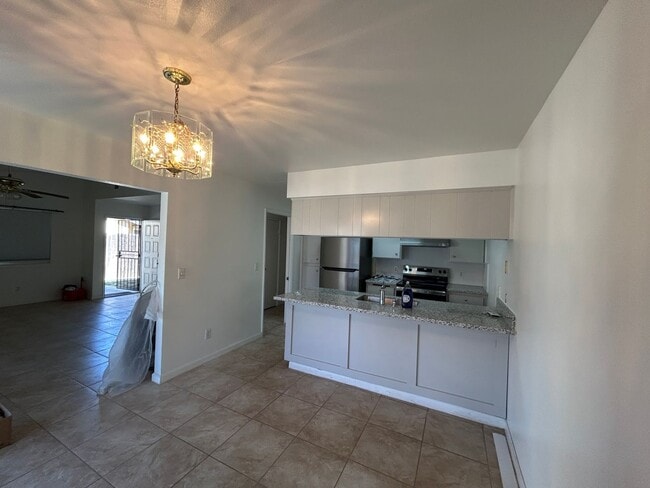 Building Photo - Great 3 bedroom 2 bath in Visalia ready fo... Rental
