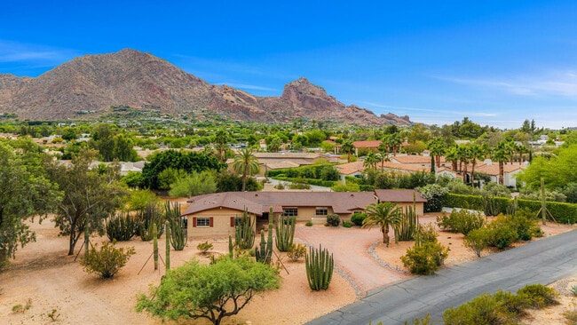 Building Photo - 5901 E Cactus Wren Rd