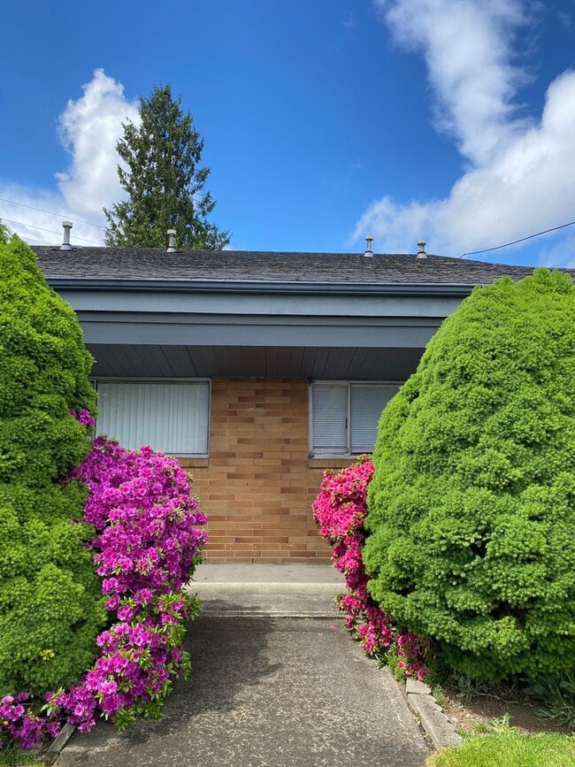 Building Photo - Downtown Renton Apartment W/S/G and 2 parking spaces included Unit 7