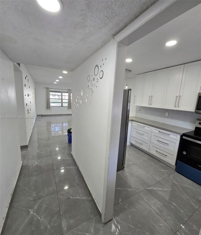 Building Photo - 5130 SW 40th Ave Unit 2B