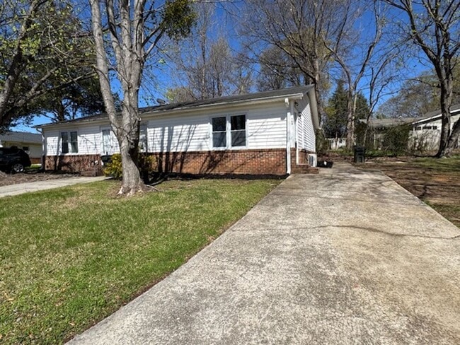 Photo - End Unit of Tri-Plex - in downtown Greer - 1 BD, 1 full BA, Nice Size Den, Kitchen with new appli...