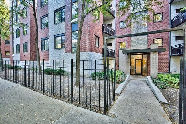 Photo - 2317 W Wolfram St Unit 515