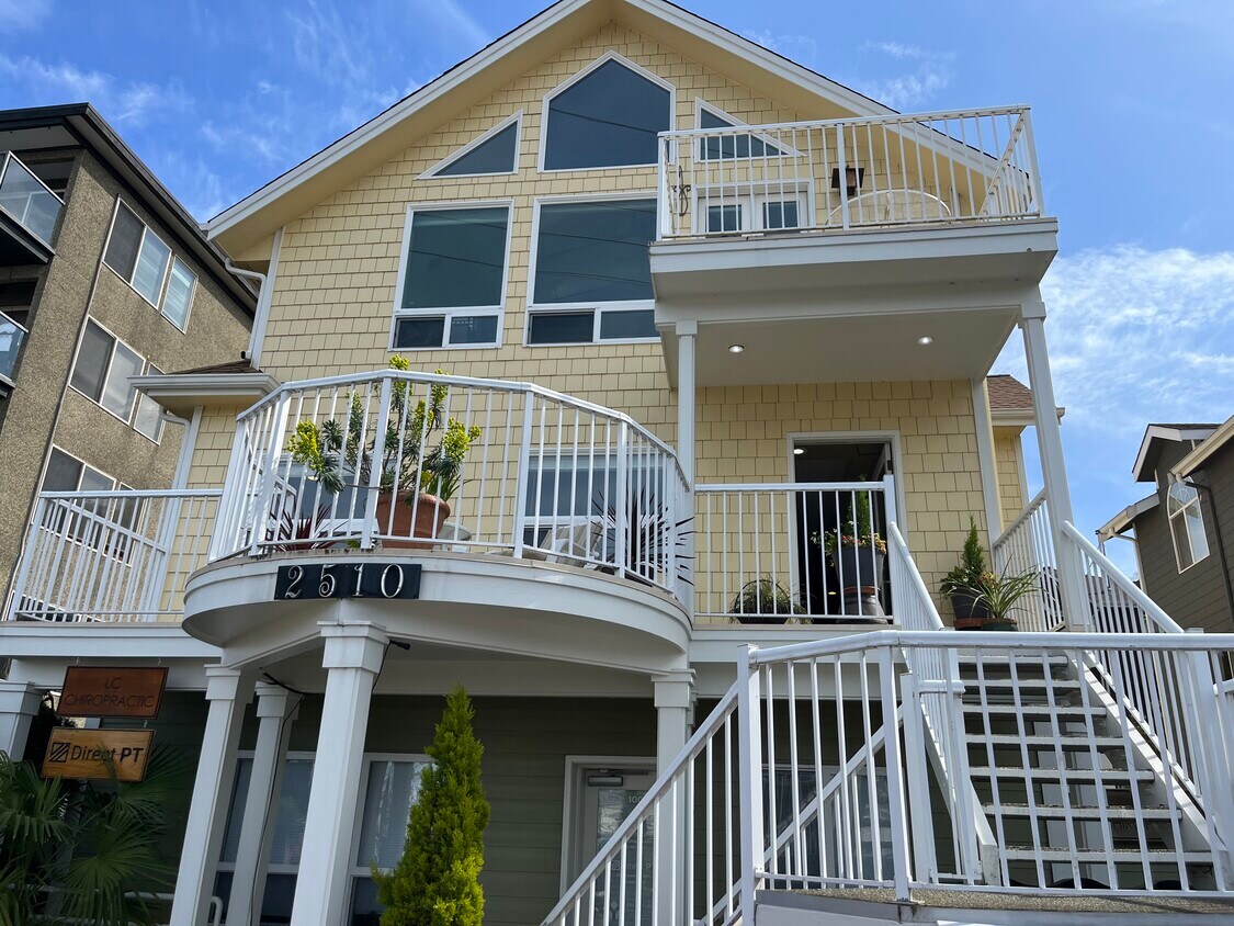 Spacious deck with lakeview - 2510 Fairview Ave E (Seattle, WA)