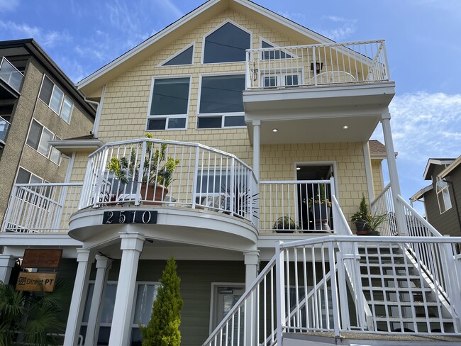 Spacious deck with lakeview - 2510 Fairview Ave E Apartamentos Unidad 200