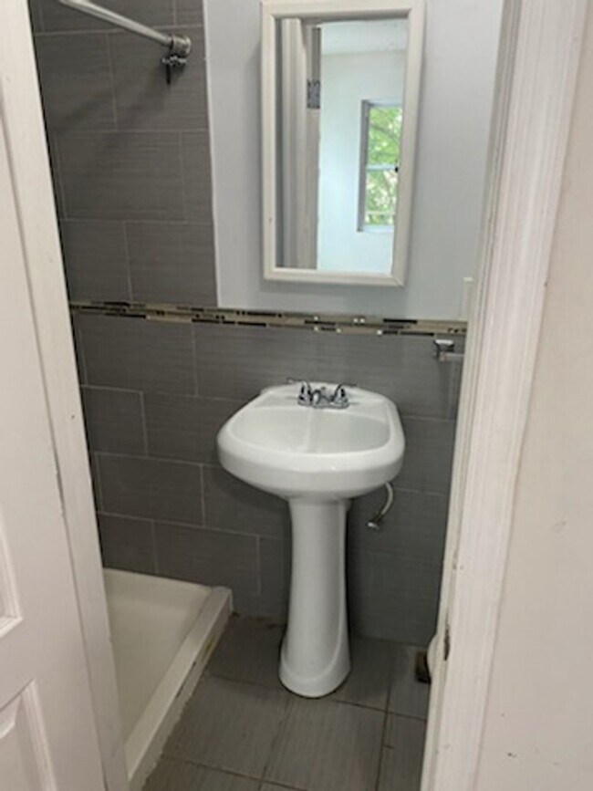 Photo - 2237 N Sydenham St Unidad 2