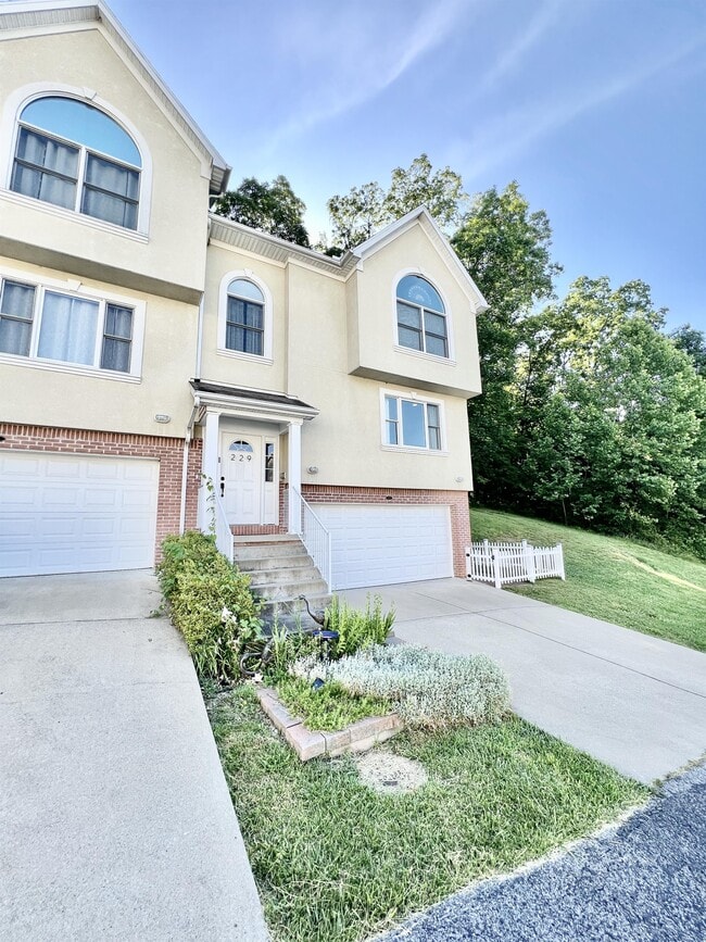 Photo - 229 Palisades Dr