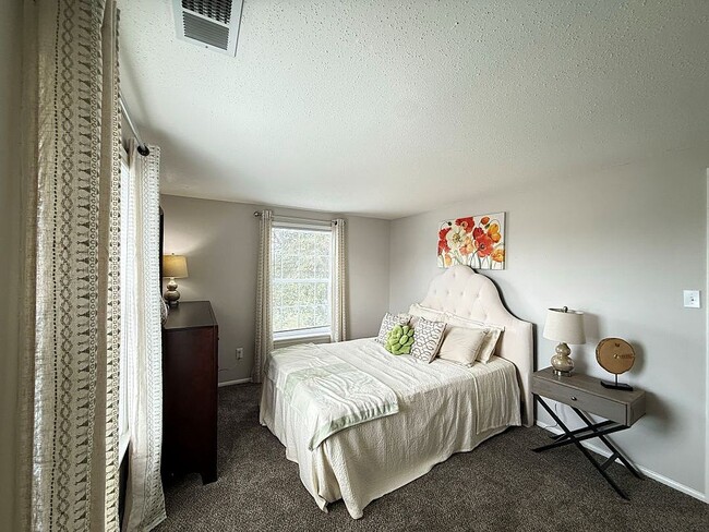 Spacious 1 bedroom 1 bathroom at Ashmore Trace Apartmentwith a Window in a One Bedroom Apartment at Ashmore Trace