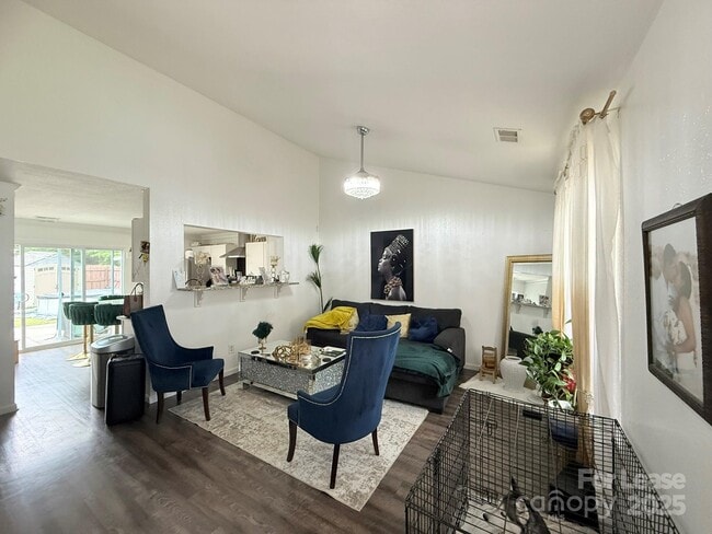 Photo - 856 Raindrops Rd