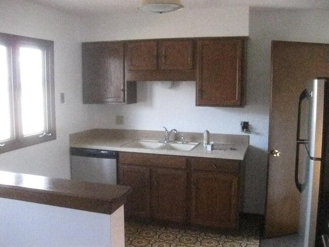Kitchen with dishwasher - 5000 Twana Dr Unit 1