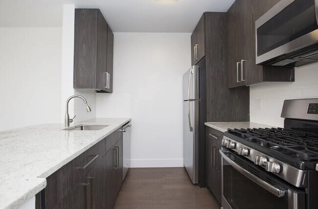 Building Photo - 55 Battery Pl Unit 210