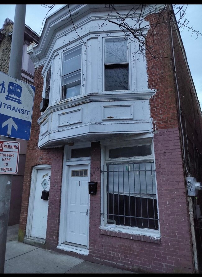 Building Photo - 2510 Arctic Ave Unit 1