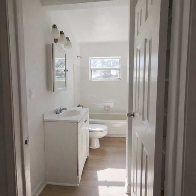 Photo - 640 Jasmine Rd