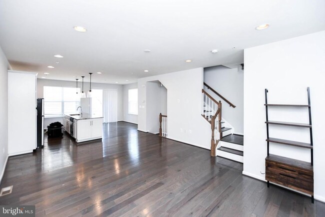 Photo - 608 Parkside Pl NE