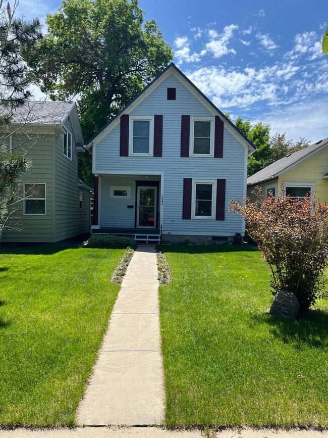 Building Photo - Cute & Cozy Home