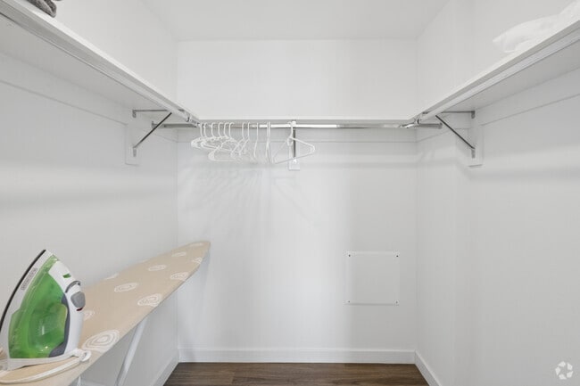 1BR, 1BA - 714SF - Walk In Closet