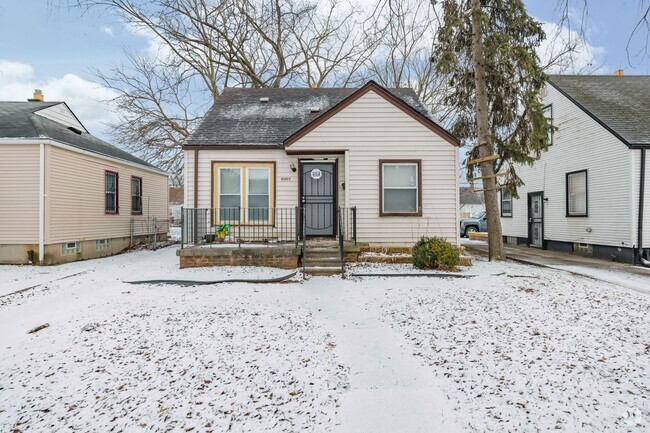 Building Photo - Renovated 3 bedroom bungalow $1300/month Rental